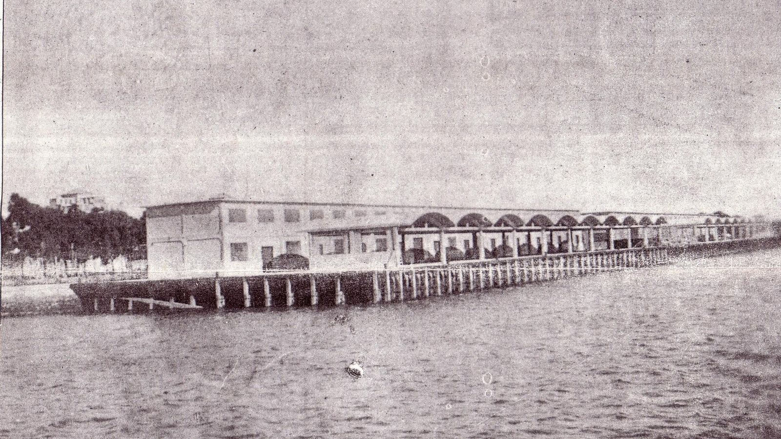 Cuartel del Puerto Pesquero, un antiguo muelle pesquero situado en la Avenida de Montenegro, sede del Regimiento de Infantería nº 72.