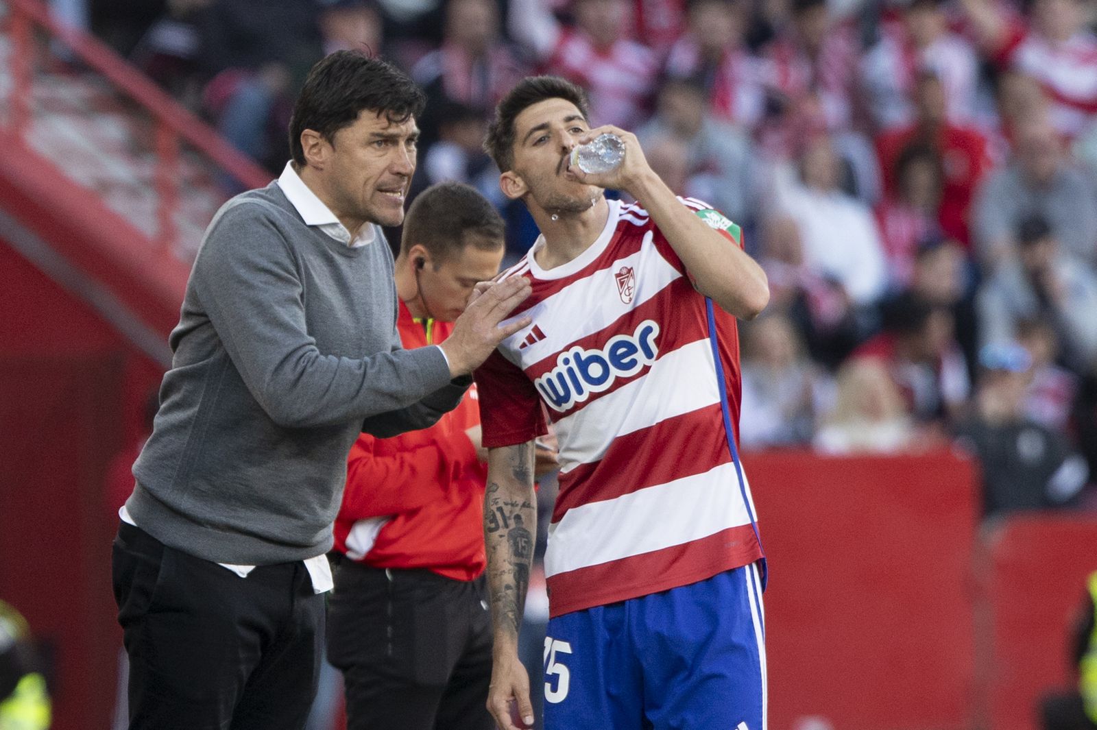 Alexander Medina da instrucciones a Carlos Neva en el partido ante el Almería.