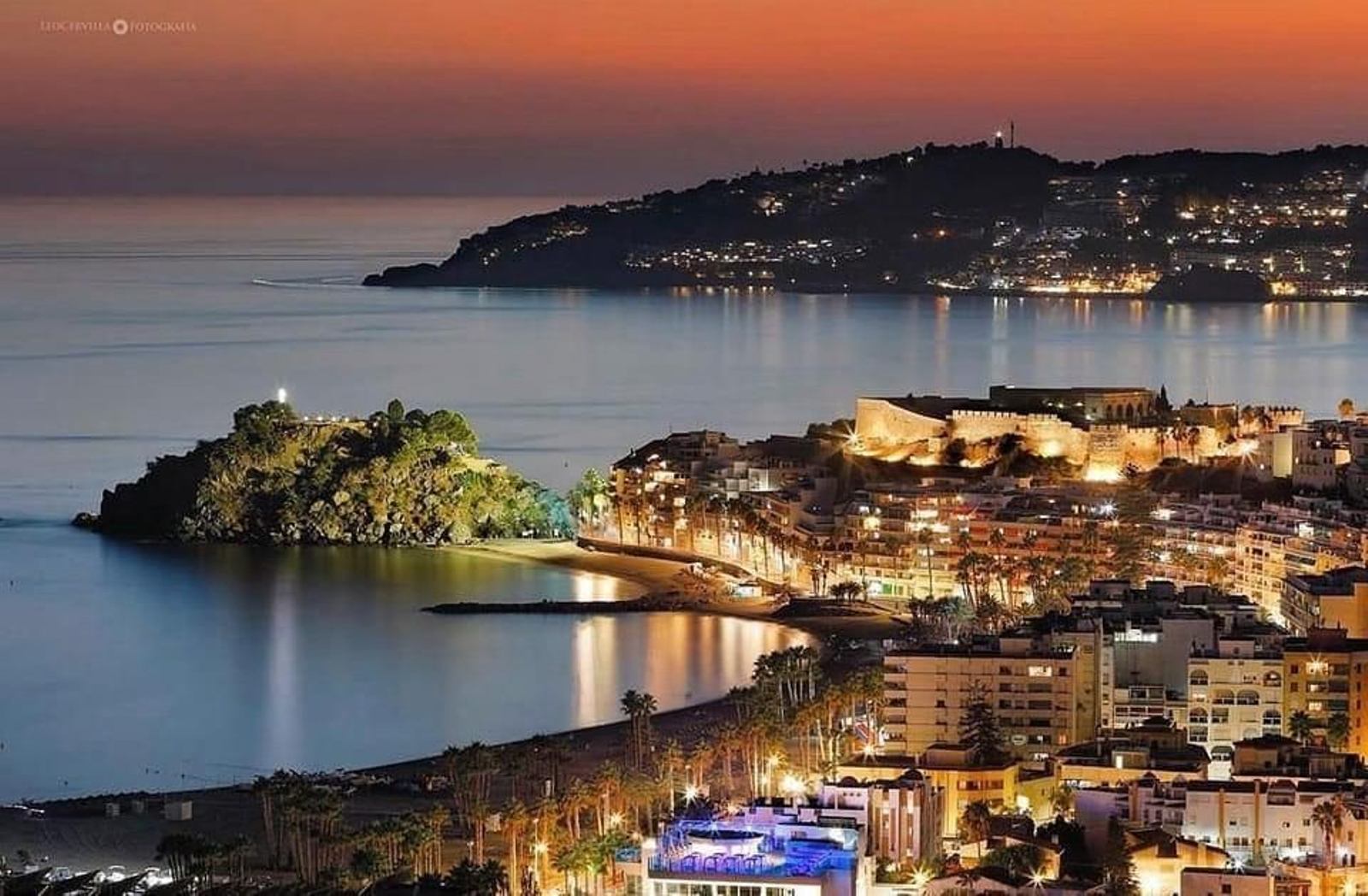 Foto panorámica de Almuñécar al anochecer