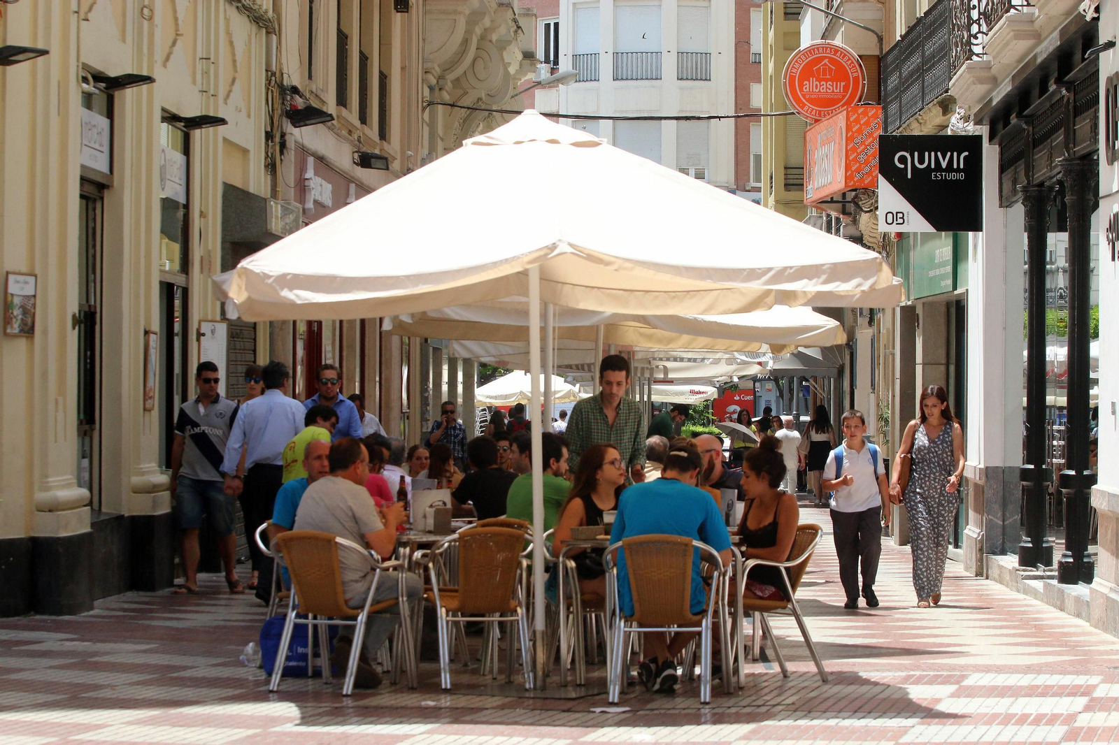 Un camarero atiende una mesa en una calle del centro de la capital