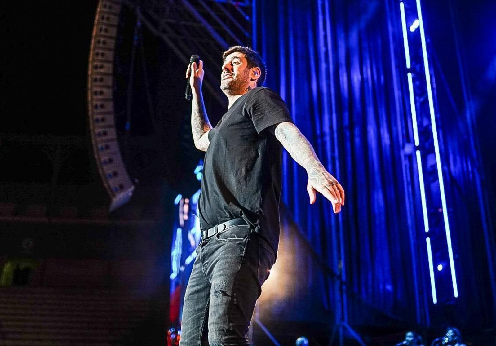 Melendi llena de buen rollo y nostalgia la Plaza de Toros de Granada