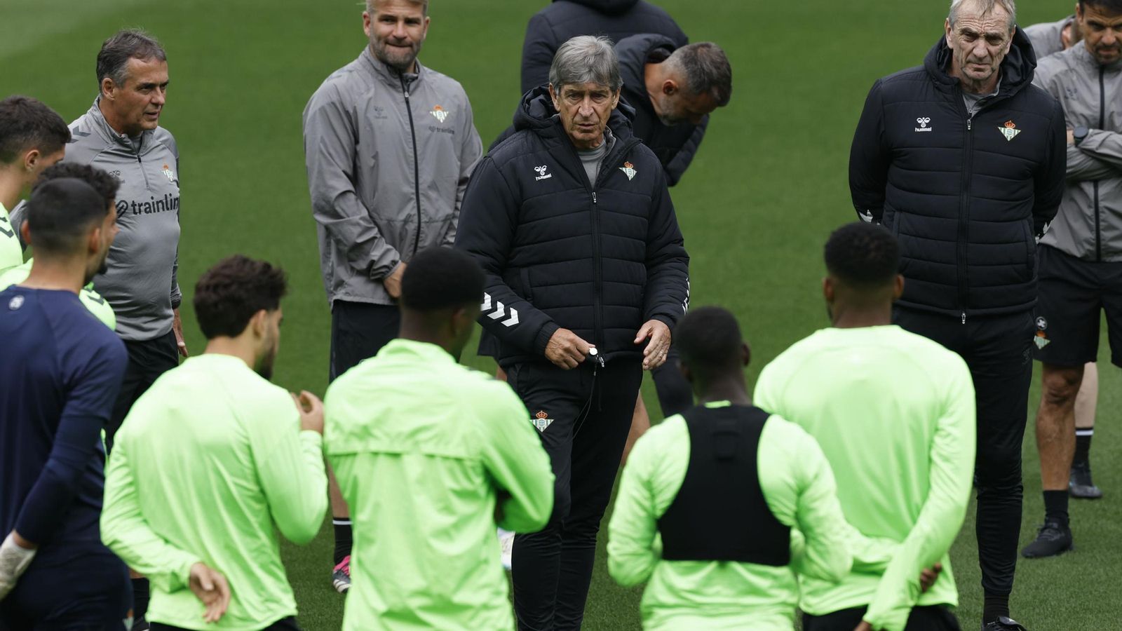 Pellegrini se dirige a sus jugadores en el entrenamiento de ayer en el Benito Villamarín.