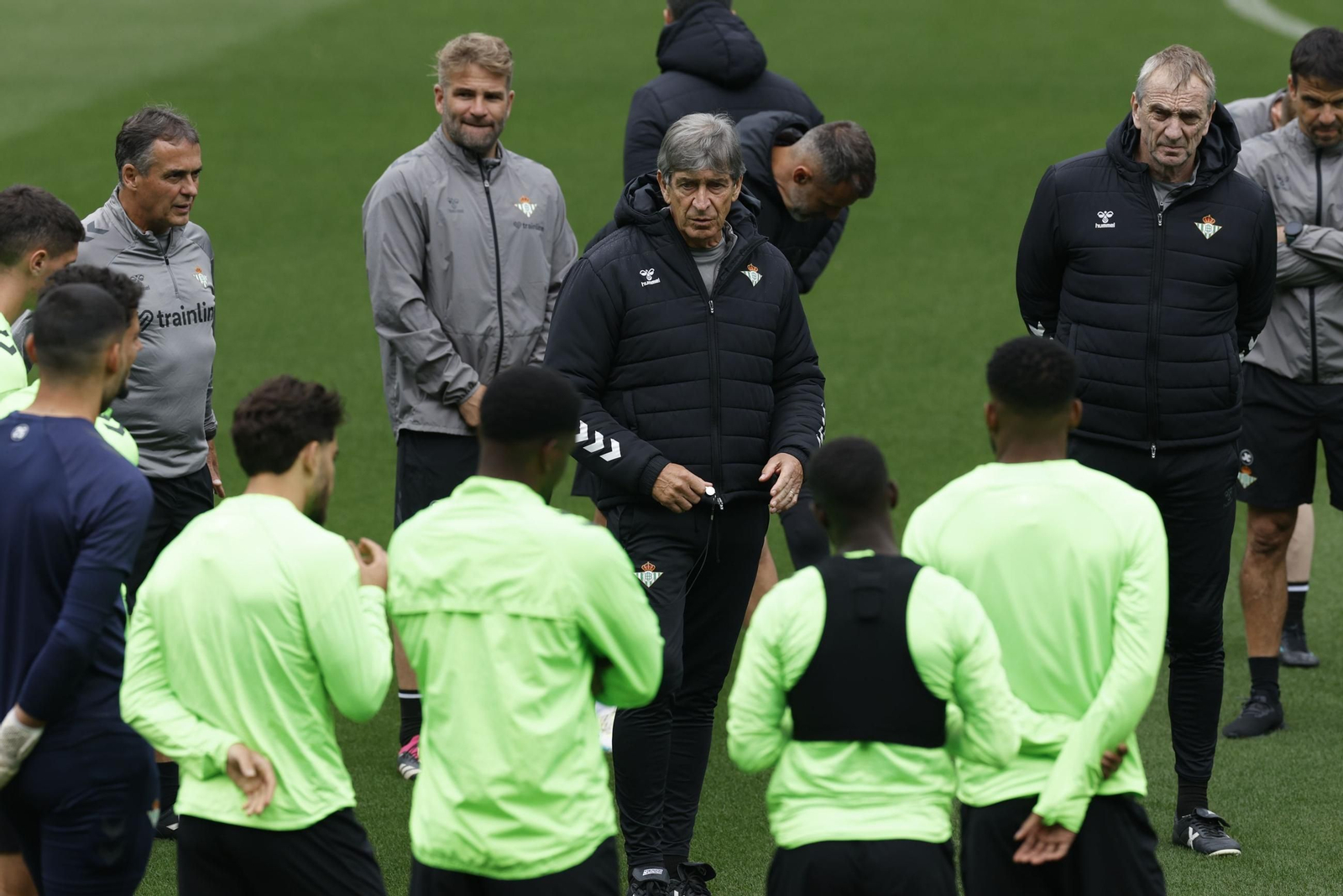 Pellegrini se dirige a sus jugadores en el entrenamiento de ayer en el Benito Villamarín.