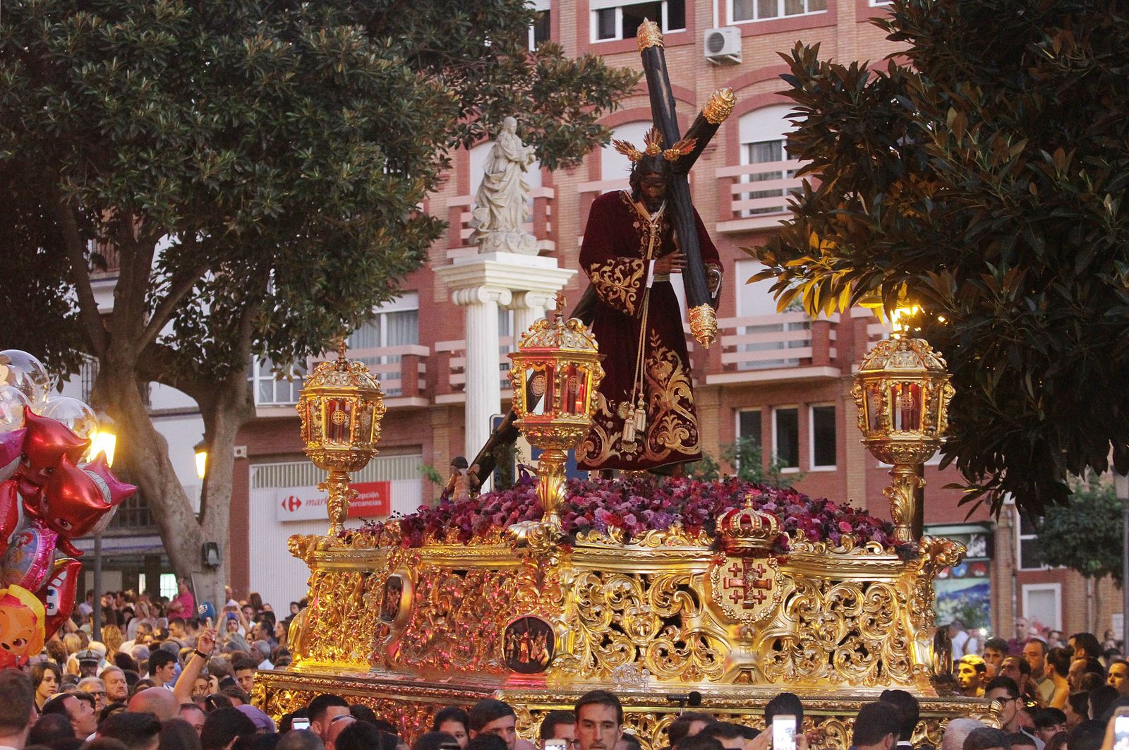 Imágenes del Señor de Pasión en la procesión del centenario de la hermandad