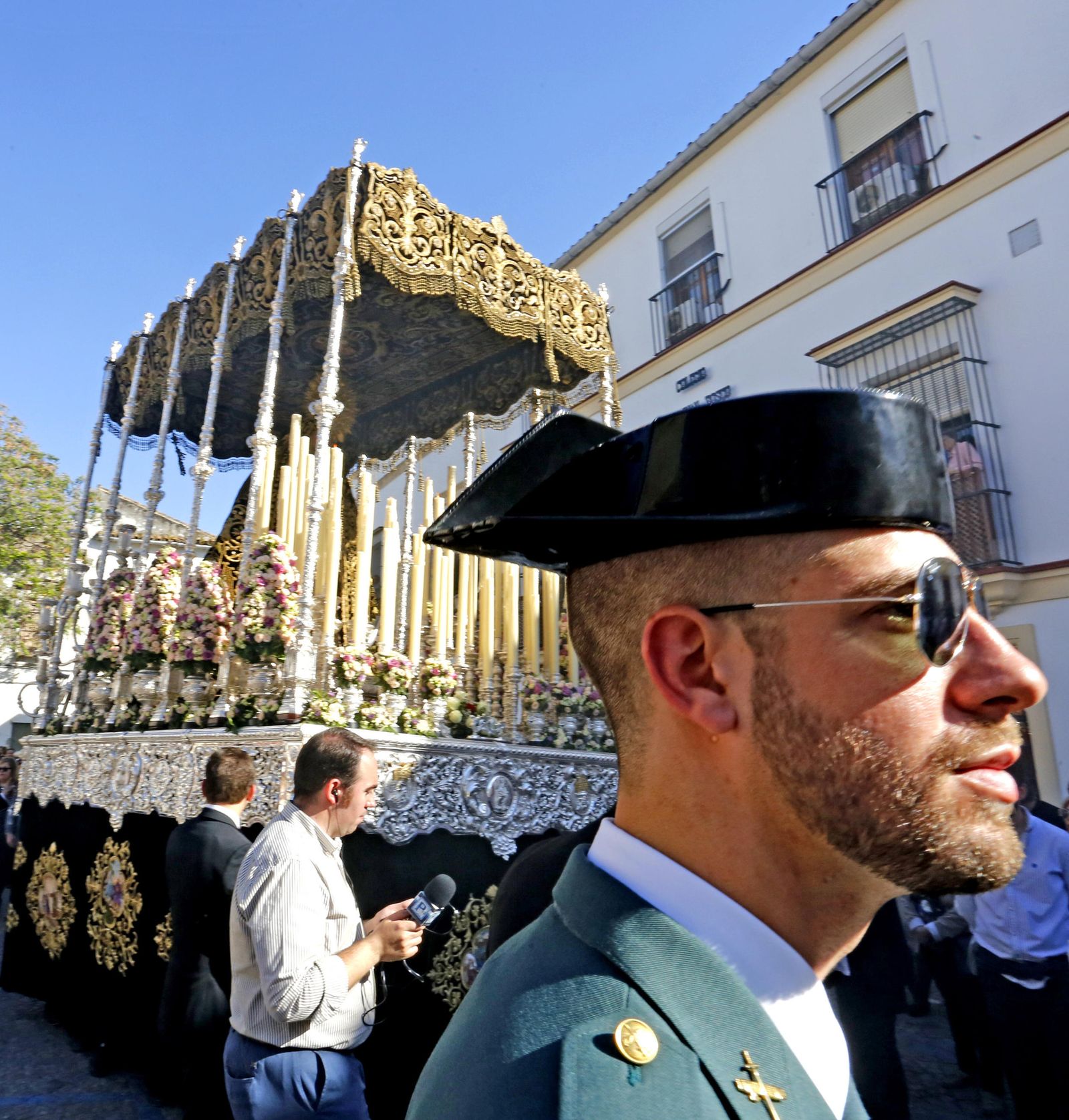 Agentes de la Guardia Civil escoltaron el paso de palio de la Virgen de los Dolores, en la imagen saliendo ya de San Lucas y a punto de afrontar el reto de la calle Cabezas.