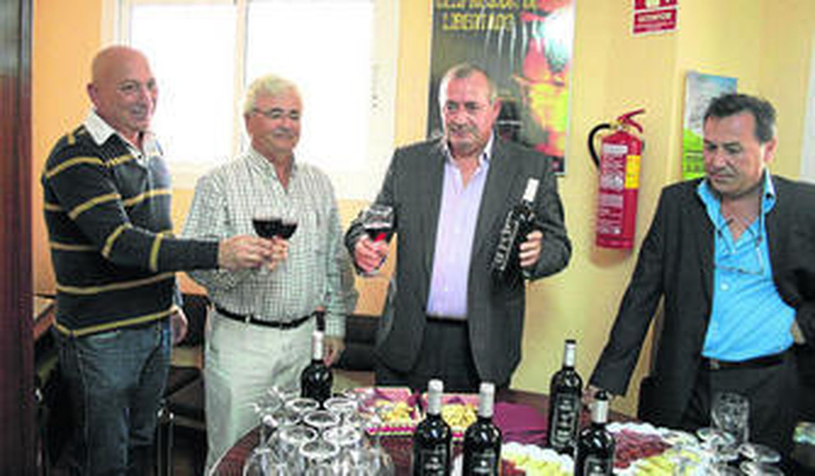 Los socios de la bodega José López, Marcelino Lázaro y Joaquín Fresneda, junto a uno de sus comerciales.