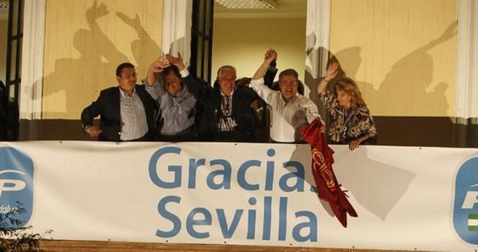 Zoido saluda junto a la dirección del PP-A. De izq. a der., Antonio Sanz, José Luís Sanz, Javier Arenas, Zoido y su esposa.  Foto: Antonio Pizarro