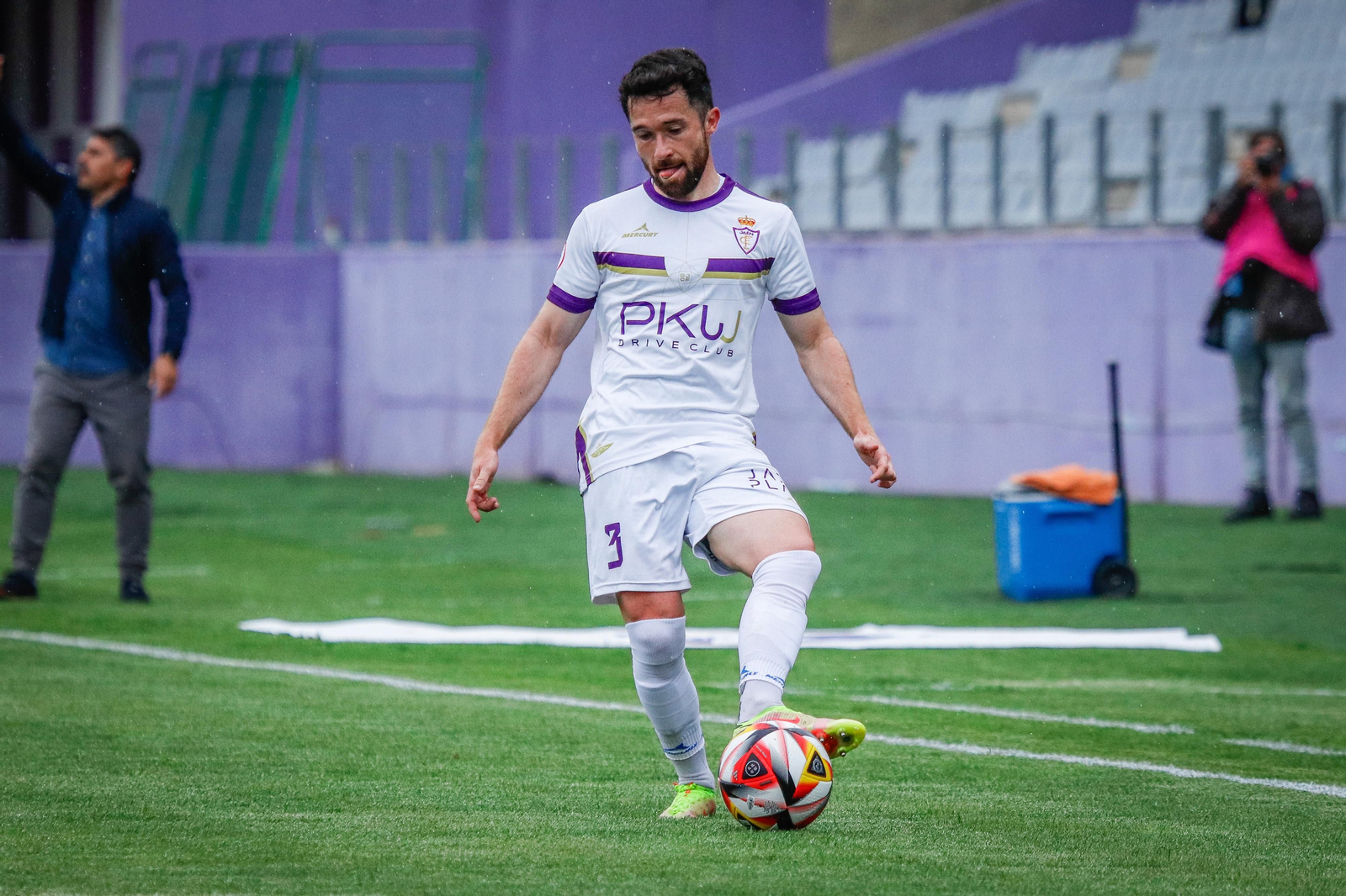 Urtzi Iriondo golpea el balón en el partido ante el Atlético Melilla.