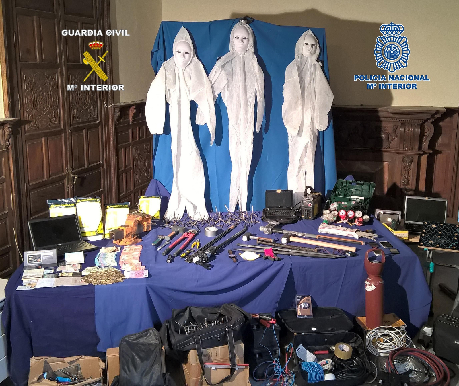 1. Material intervenido. Destacan los monos para no dejar restos biológicos y permanecer ocultos de las cámaras. 2. Los abrojos para pinchar las ruedas de los vehículos que los perseguían. 3. Uno de los registros de la Policía y la Guardia Civil 4. Detención de uno de los miembros de la banda.