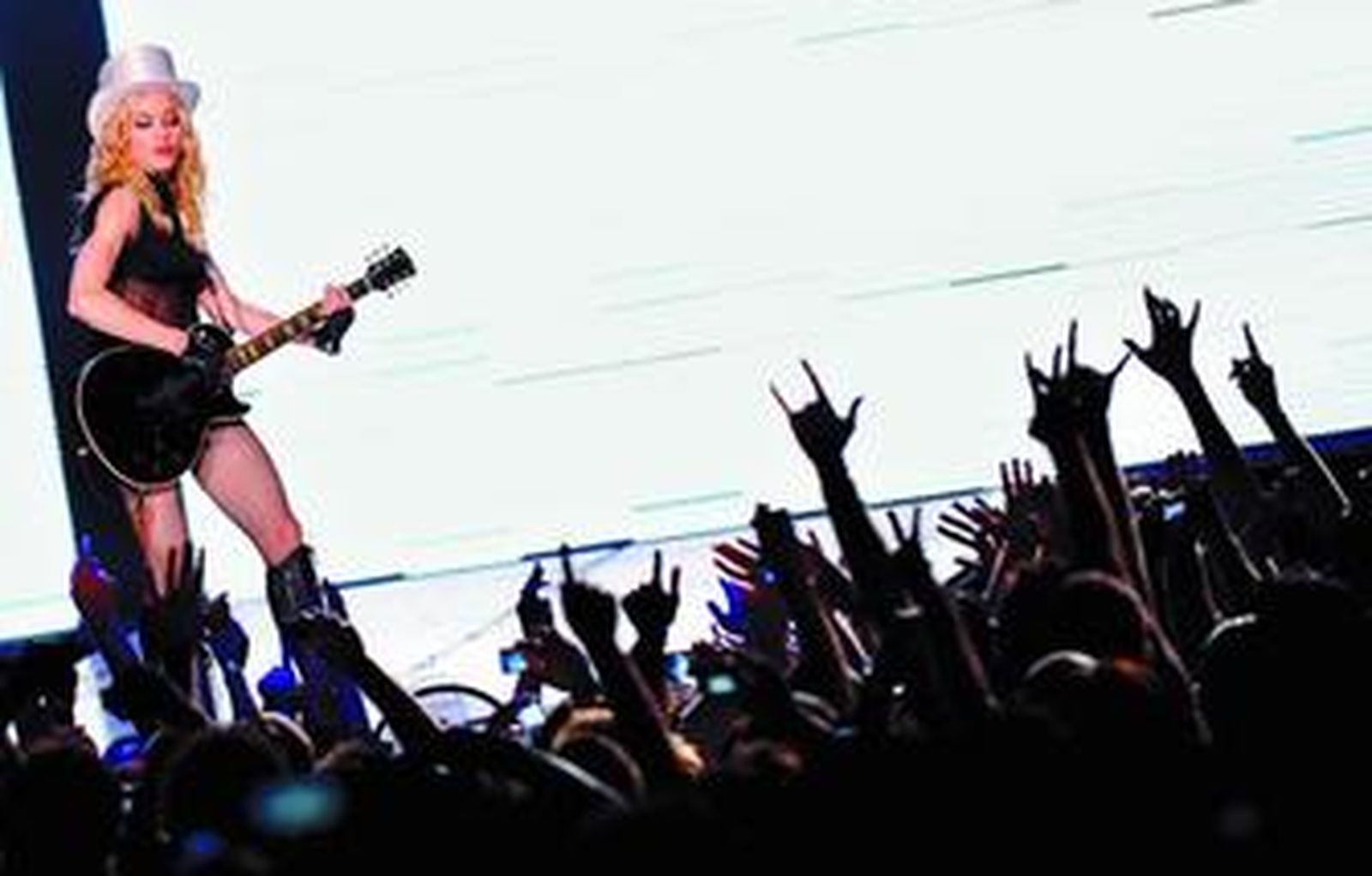 Madonna, que anoche visitó el Parque Da Bela Vista de Lisboa, la última cita antes de Sevilla, tocará la guitarra en algunos de los pasajes del concierto.