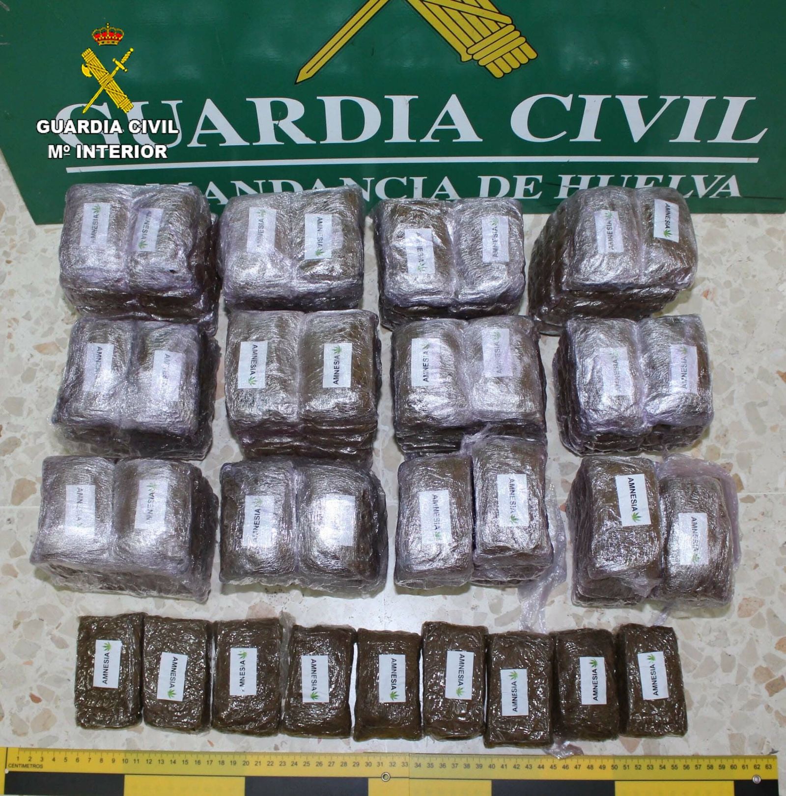 Los 14 kilos de hachís incautados al conductor del coche en Cartaya.