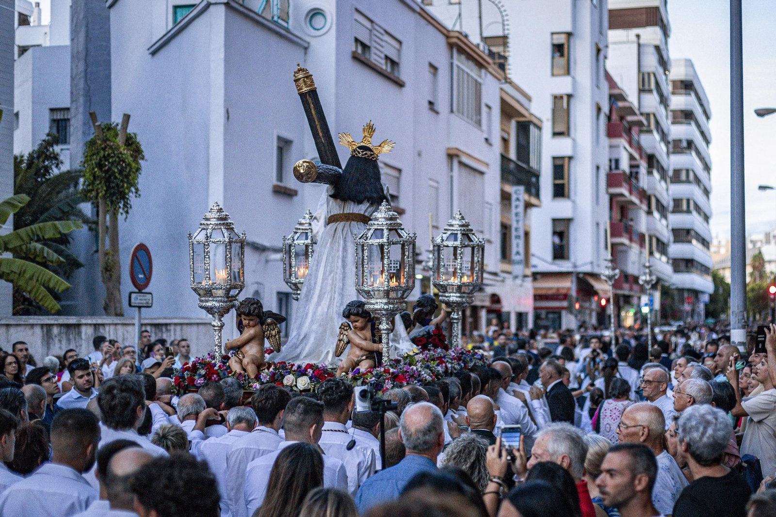 Las imágenes de la histórica visita del Nazareno de Santa María al hospital Puerta del Mar de Cádiz