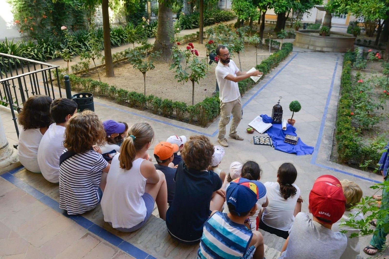 Esta actividad en el Alcázar tendrá 30 participantes en cada uno de los dos turnos semanales –uno comprende el lunes, el martes y el miércoles, y otro el jueves y el viernes–. Esta actividad en el Alcázar tendrá 30 participantes en cada uno de los dos turnos semanales –uno comprende el lunes, el martes y el miércoles, y otro el jueves y el viernes–.
