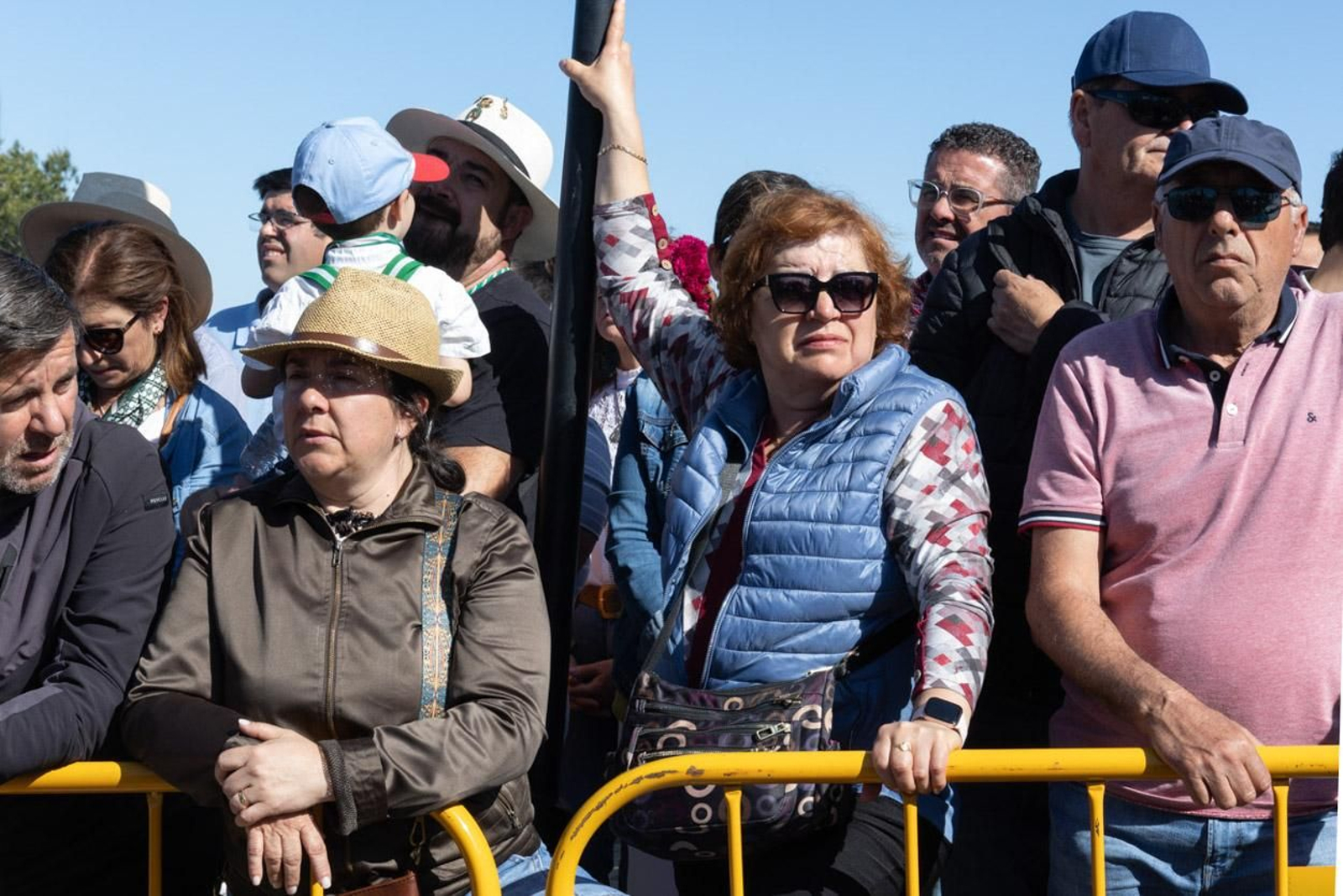 Miles de romeros acuden al encuentro de la Virgen de la Cabeza en su romería