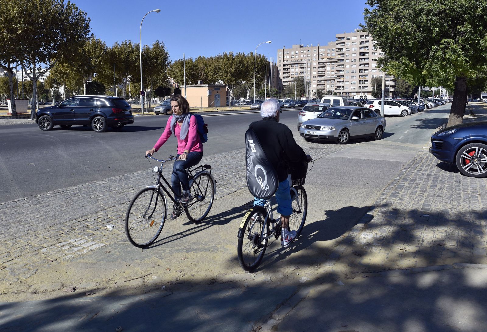 Dos ciclistas se cruzan en la calle Antonio Bienvenida.
