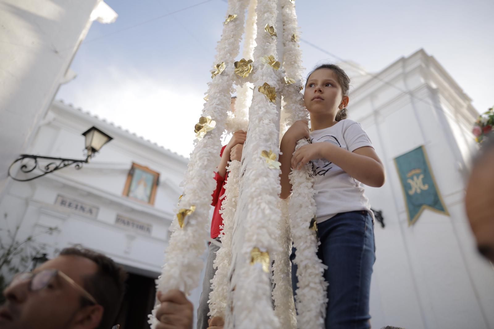 La Virgen del Rocío avanza por las calles de Almonte, en imágenes