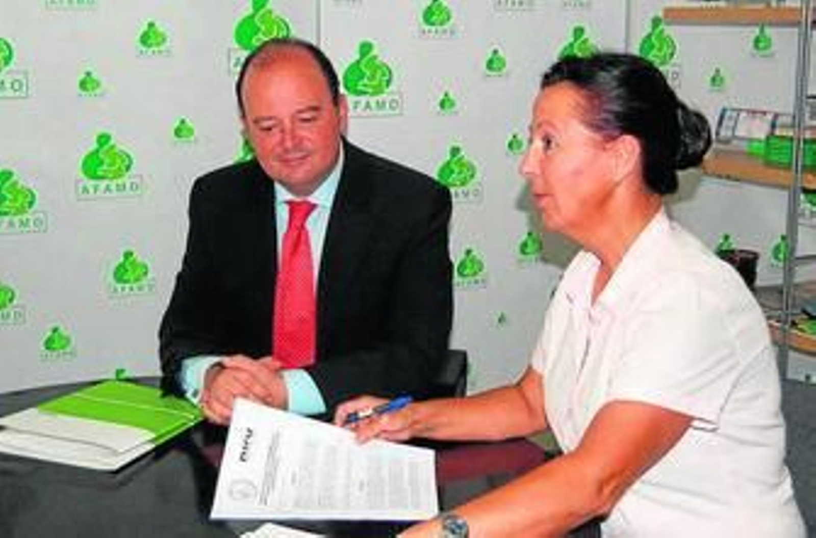 Diego Moreno y Tránsito Jiménez durante la firma del convenio.