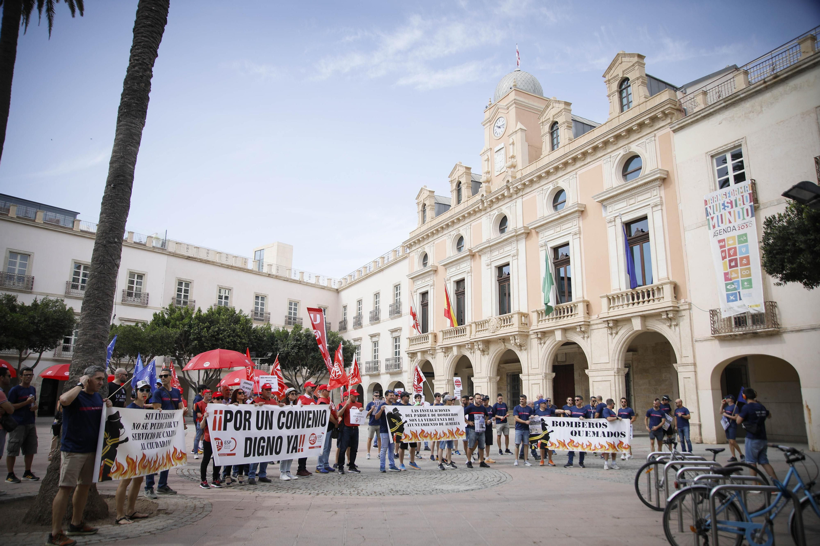 Manifestación de los bomberos quemados de Almería, en imágenes