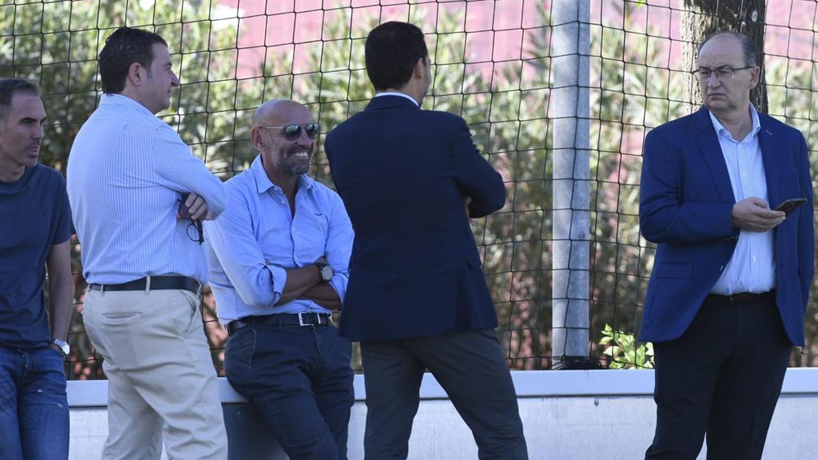 Monchi sonríe mientras Del Nido Carrasco se dirige a Castro en la sesión de ayer.