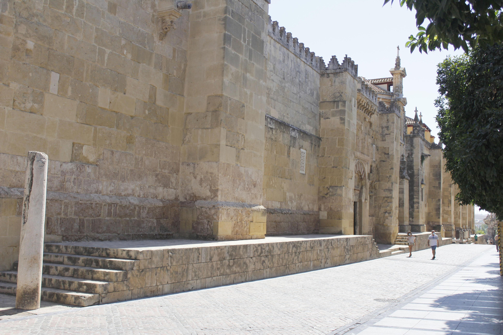 Entorno de la Mezquita-Catedral de Córdoba, sin turistas.