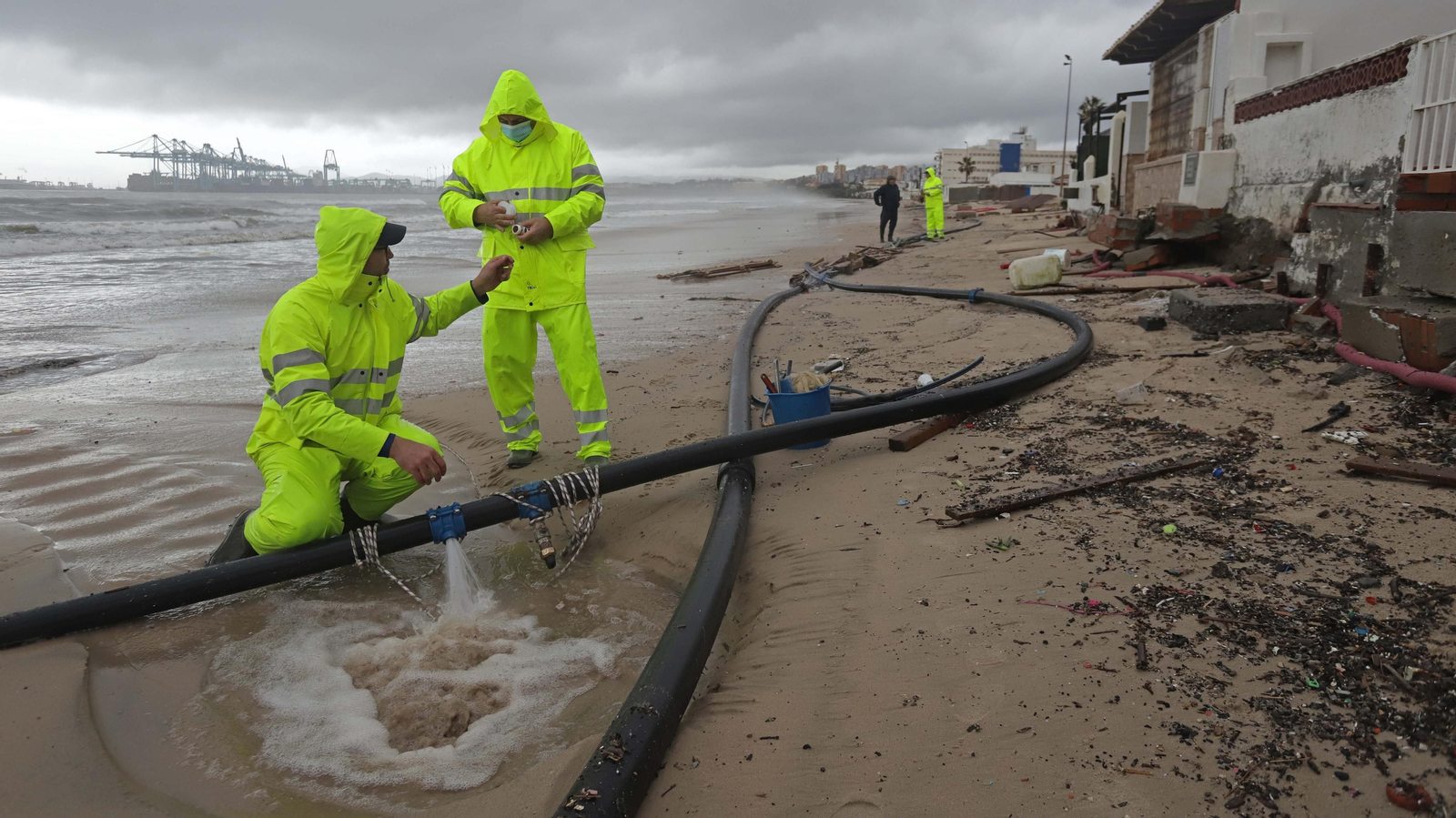 Fotos de la playa de El Rinconcillo tras el temporal Fotos de la playa de El Rinconcillo tras el temporal