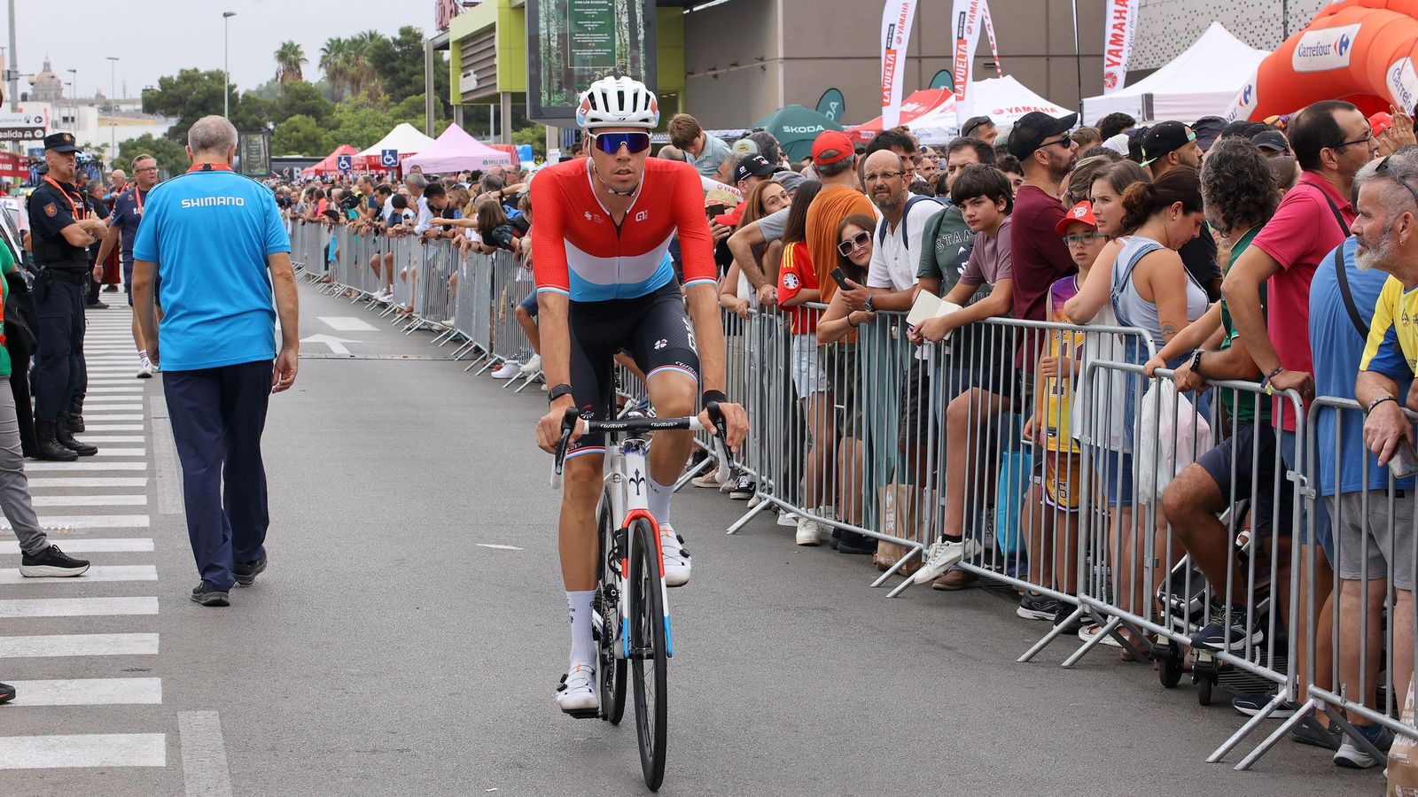 Así fue la salida de la Vuelta España desde Carrefour Sur en Jerez