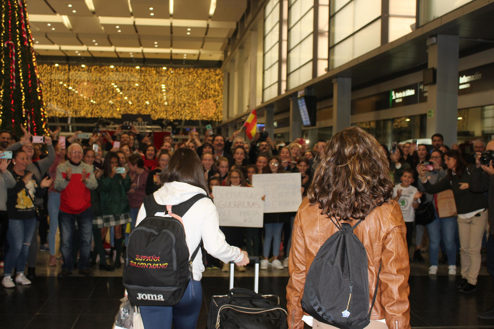 La llegada de Sole y Marta López a Málaga, en fotos