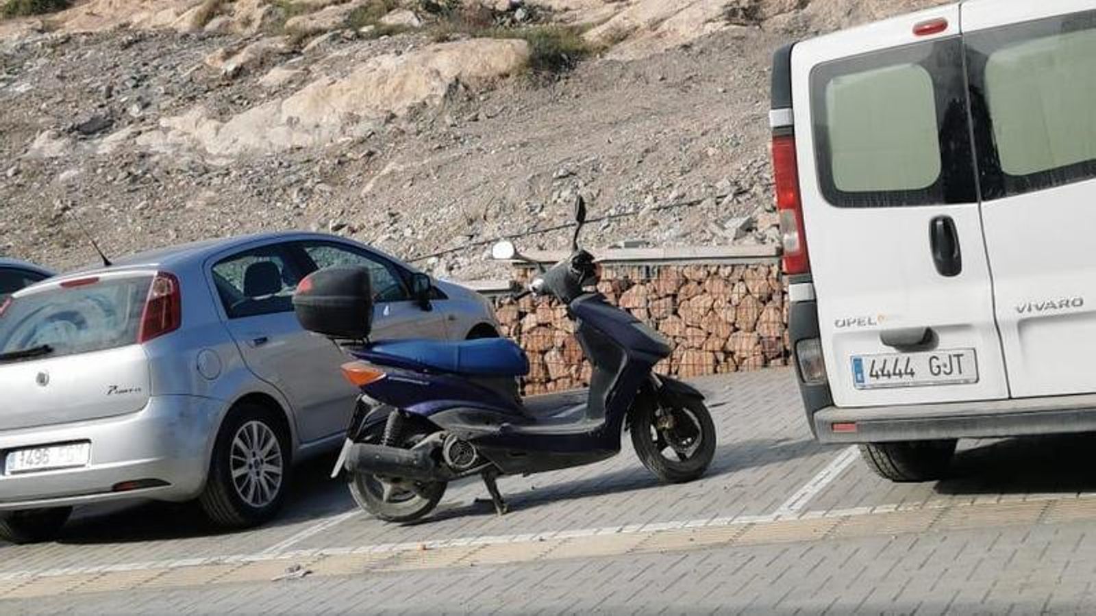 Explican que dejan motos averiadas para 'reservar' sitio