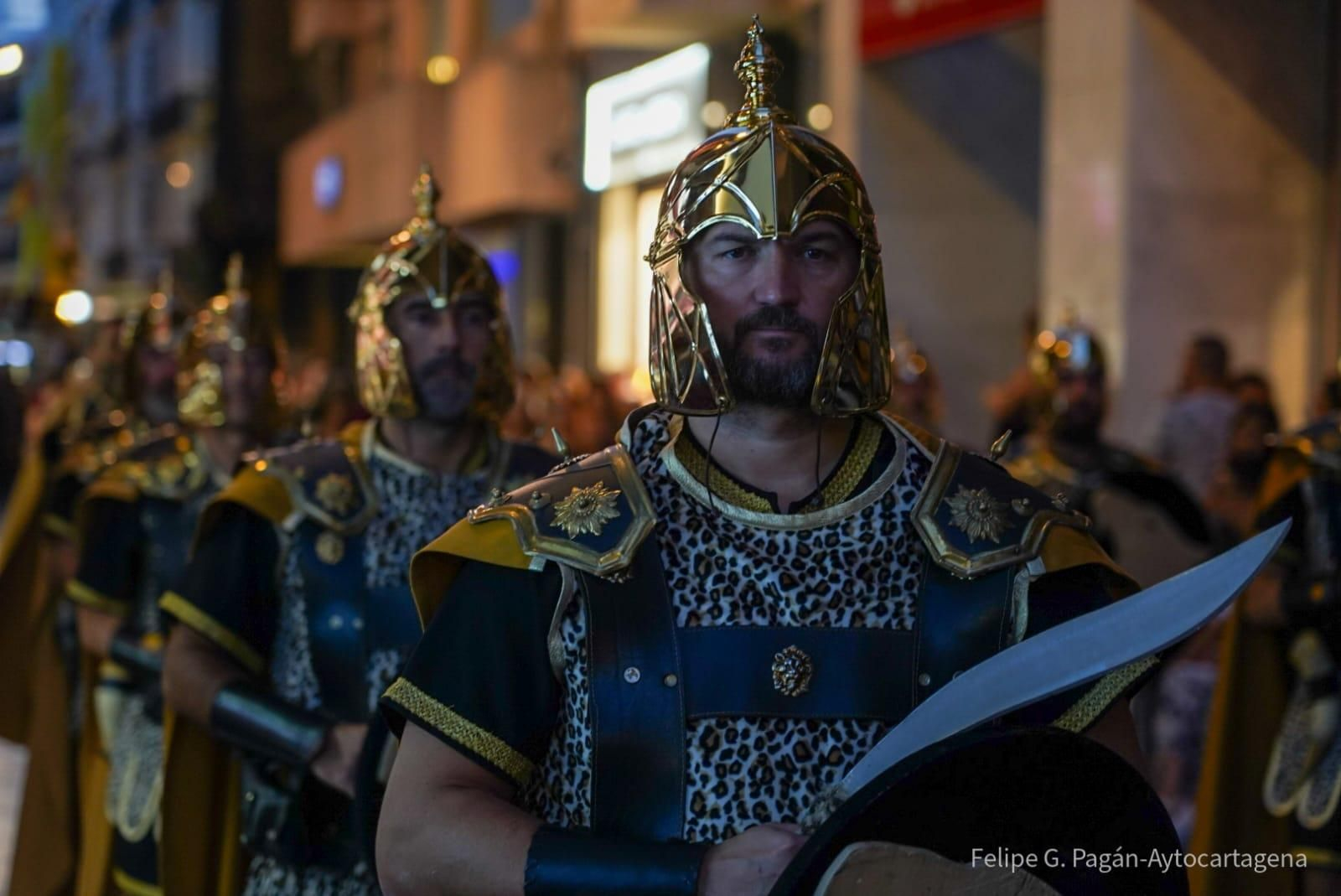 Así fue el paseo de la recreación de Cástulo de Linares por el desfile de Cartagena, en imágenes
