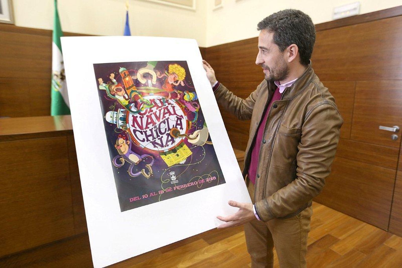 El delegado de Fiestas muestra el cartel de Carnaval de este año.