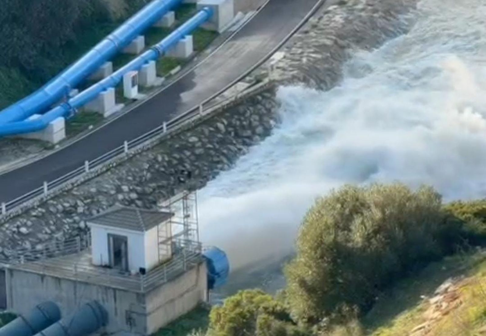 Los conductos de fondo de Guadalcacín han empezado ya a soltar agua.