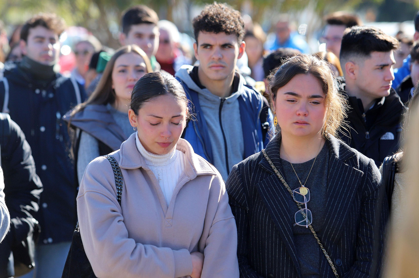 Imágenes del minuto de silencio guardado en la Universidad de Huelva en memoria de los estudiantes fallecidos en el incendio