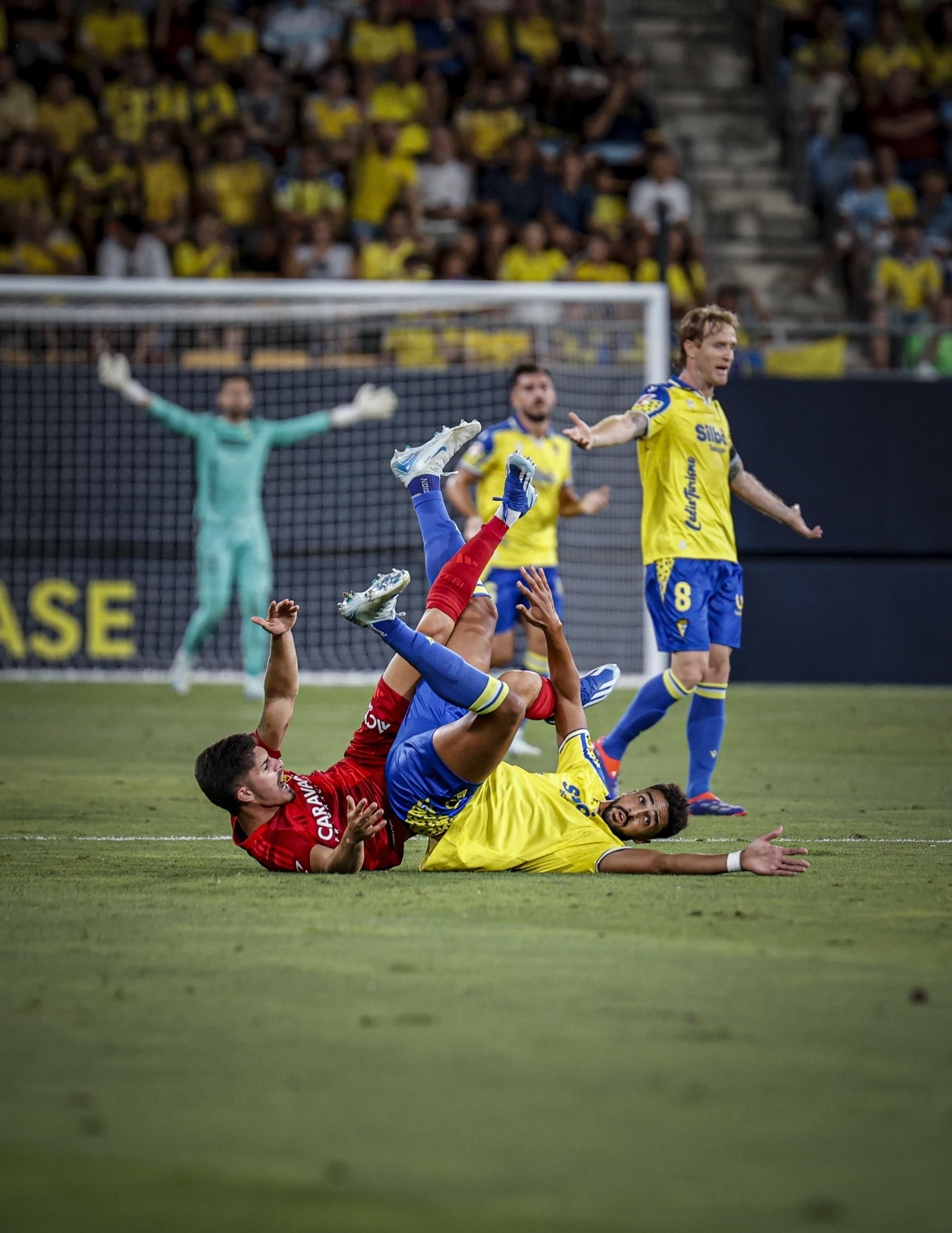 Búscate entre las fotos del partido de fútbol entre Cádiz CF y Real Zaragoza