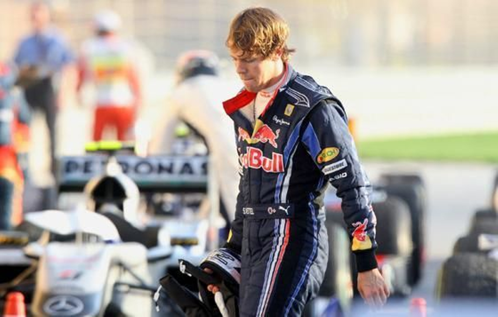 Fernando Alonso gana su primera carrera como piloto de Ferrari en Bahrein. / EFE