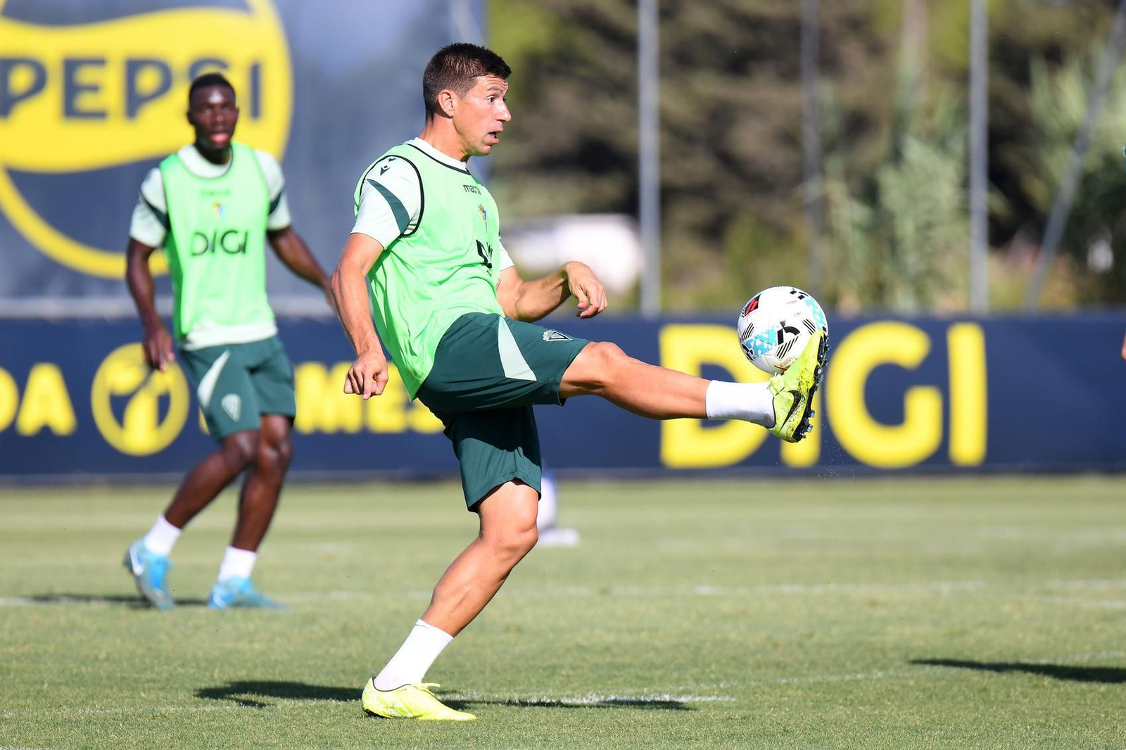 Alcaraz, uno de los descartes, en un entreno en El Rosal.