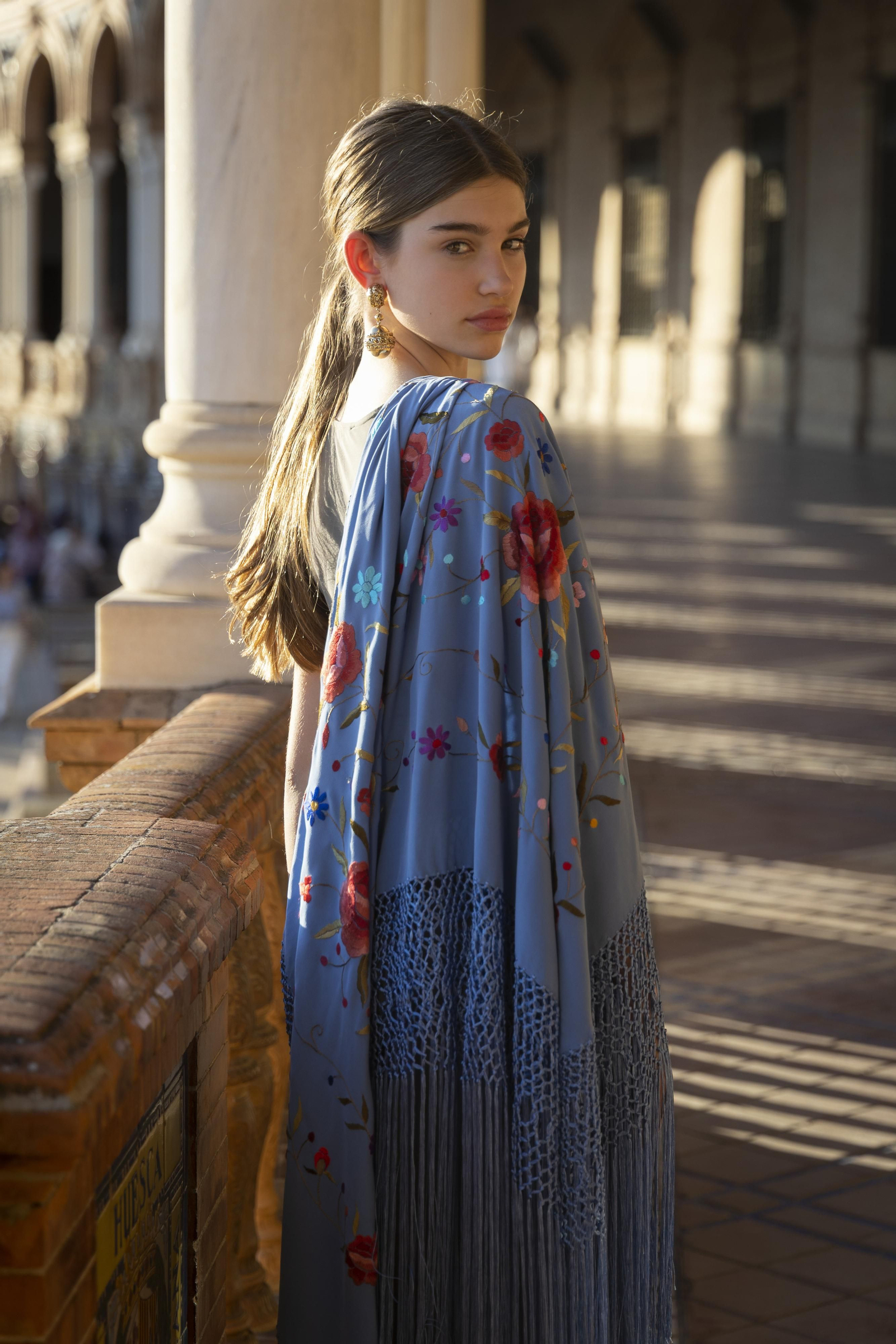 Mantón azul azafata de Foronda.  Modelo: Adela Oviedo