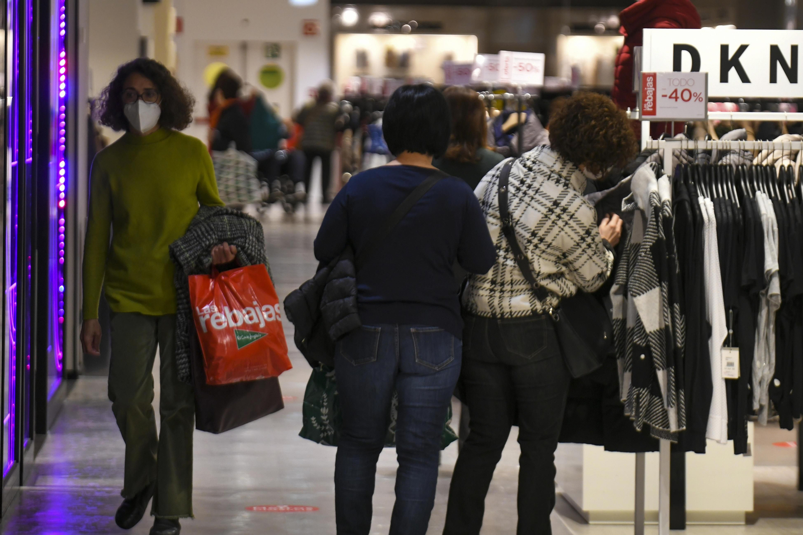 Fotos: el inicio de las rebajas en el Corte Inglés de Granada