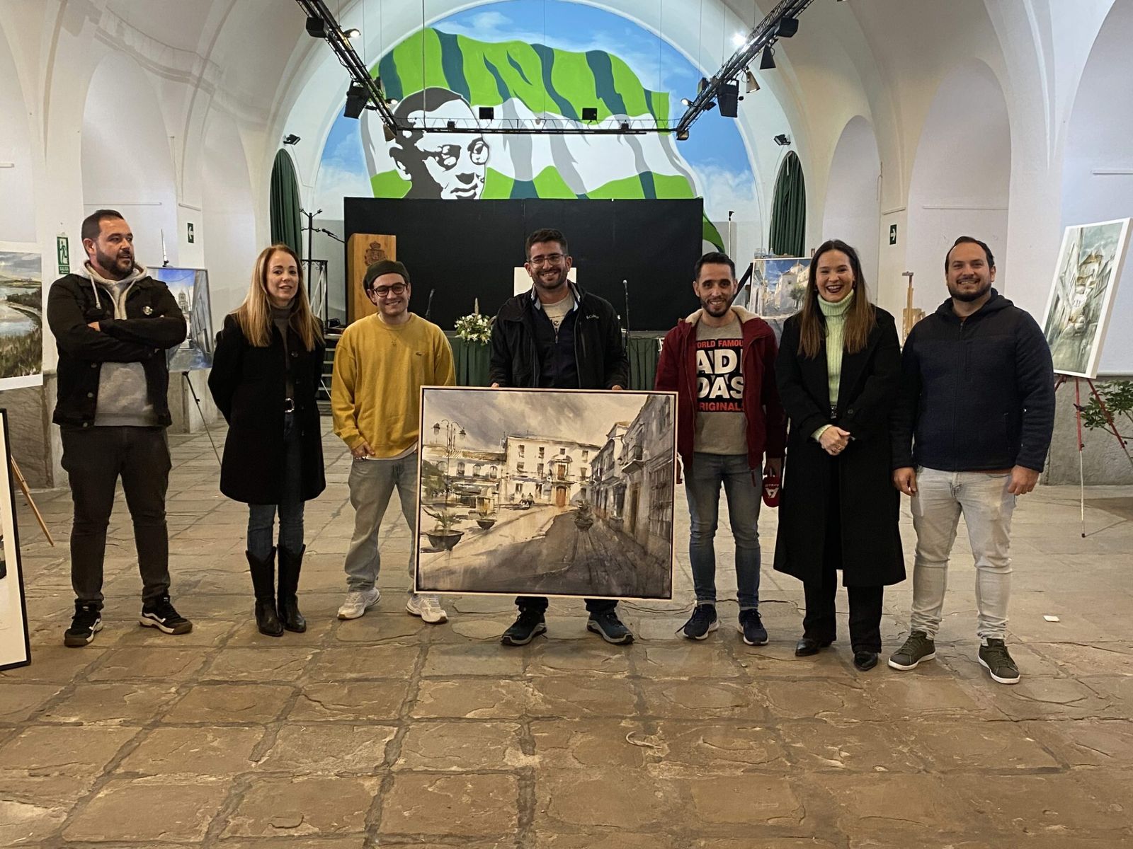 Adrián Marmolejo, con su obra, en el Pósito de Los Barrios.