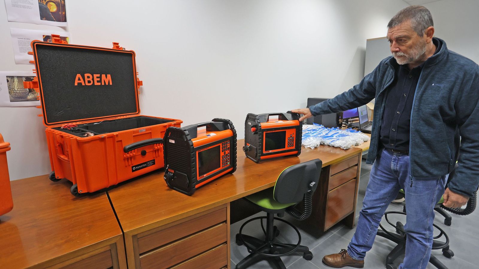 Lázaro Lagóstena muestra algunos de los equipos con los que trabajan.