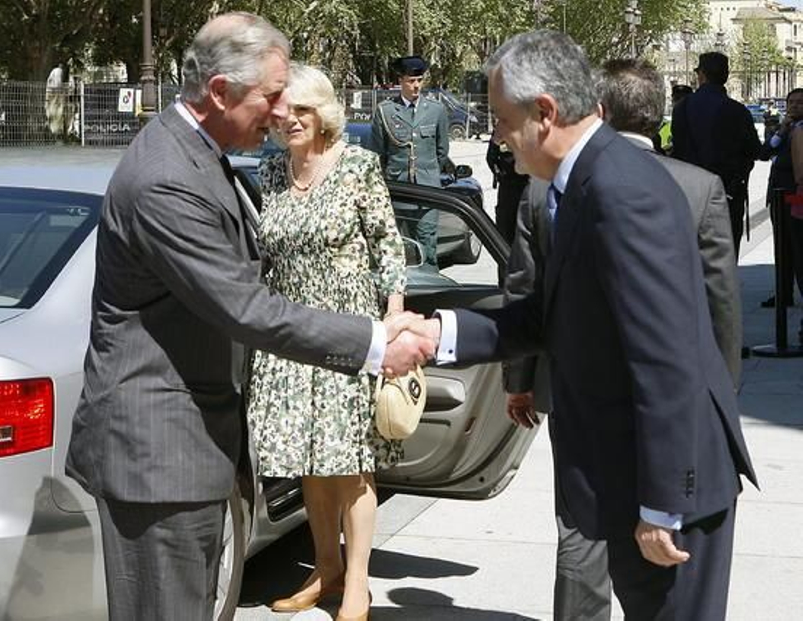 El Presidente de la Junta de Andalucía, José Antonio Griñán, saluda al Príncipe de Inglaterra.

Foto: Eduardo Abad (EFE)