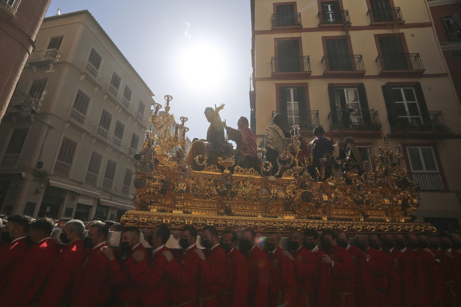 El Cristo de la Sagrada Cena sale de su casa hermandad.