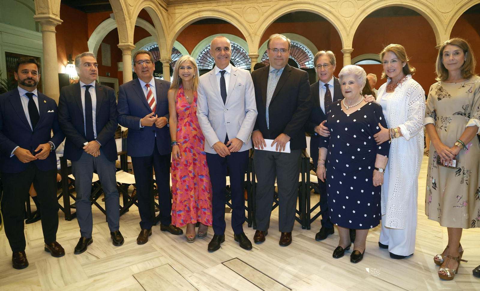 Presentación del libro  'Juan Robles, la sonrisa del tabernero' de Carlos Navarro, todas las imágenes