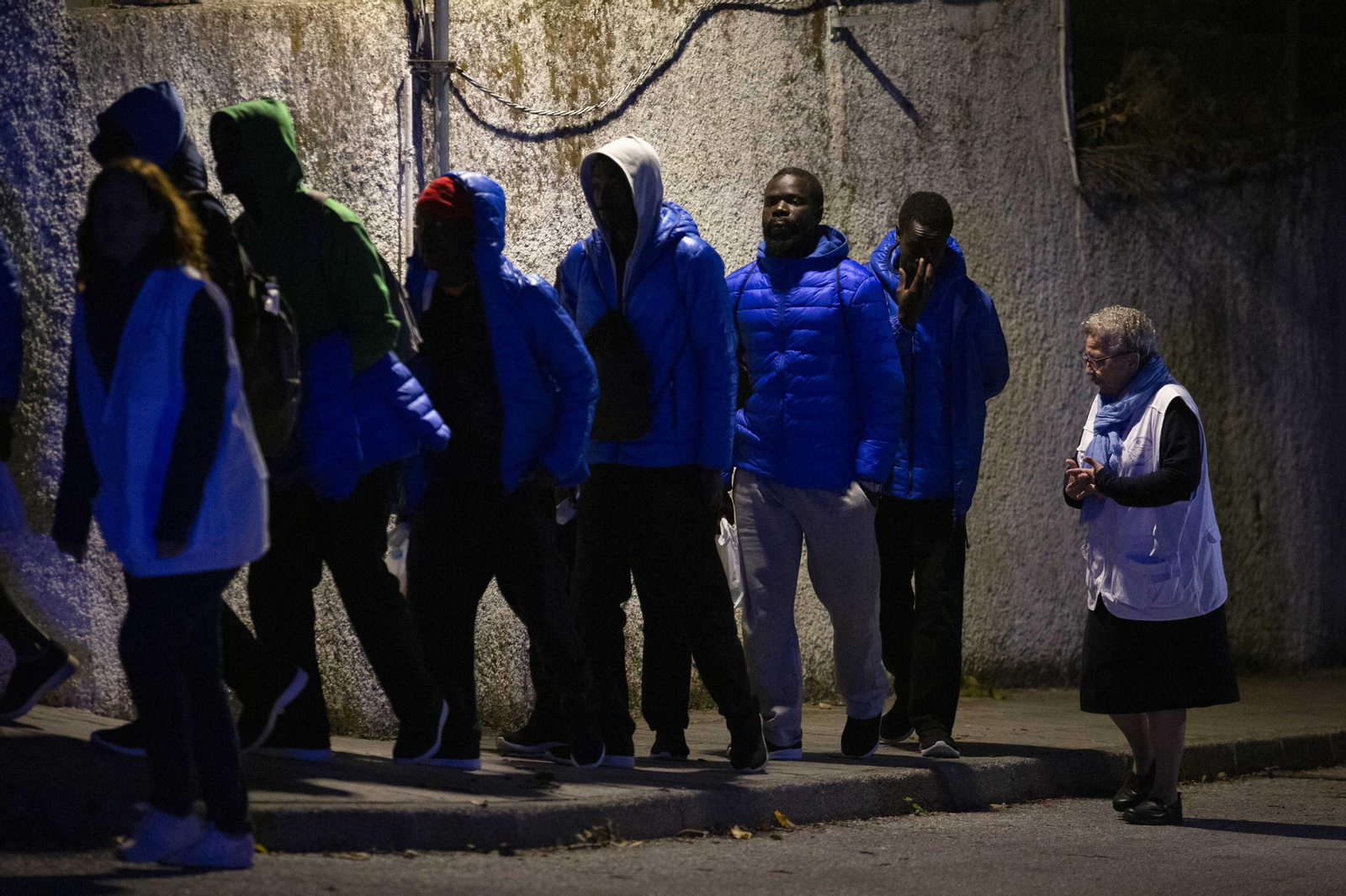 Así ha sido la llegada al albergue granadino de Víznar de más de un centenar de migrantes llegados de Canarias