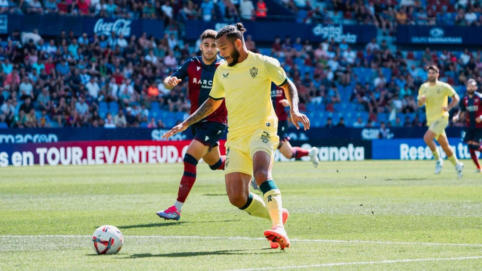Luis Suárez controla el balón en el duelo ante el Levante.