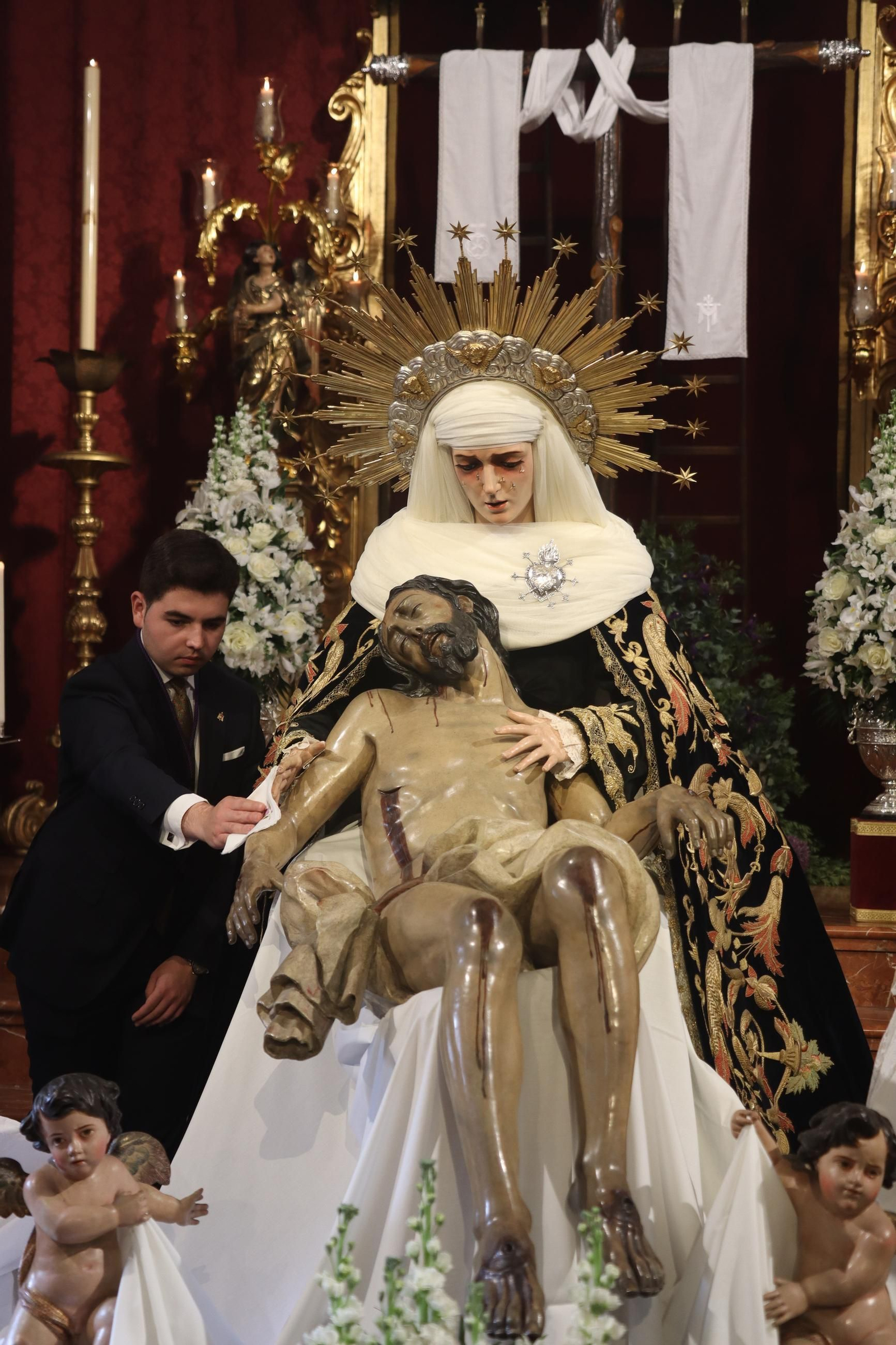 Sevilla acaricia la Semana Santa en un Domingo de Pasión lleno de cultos