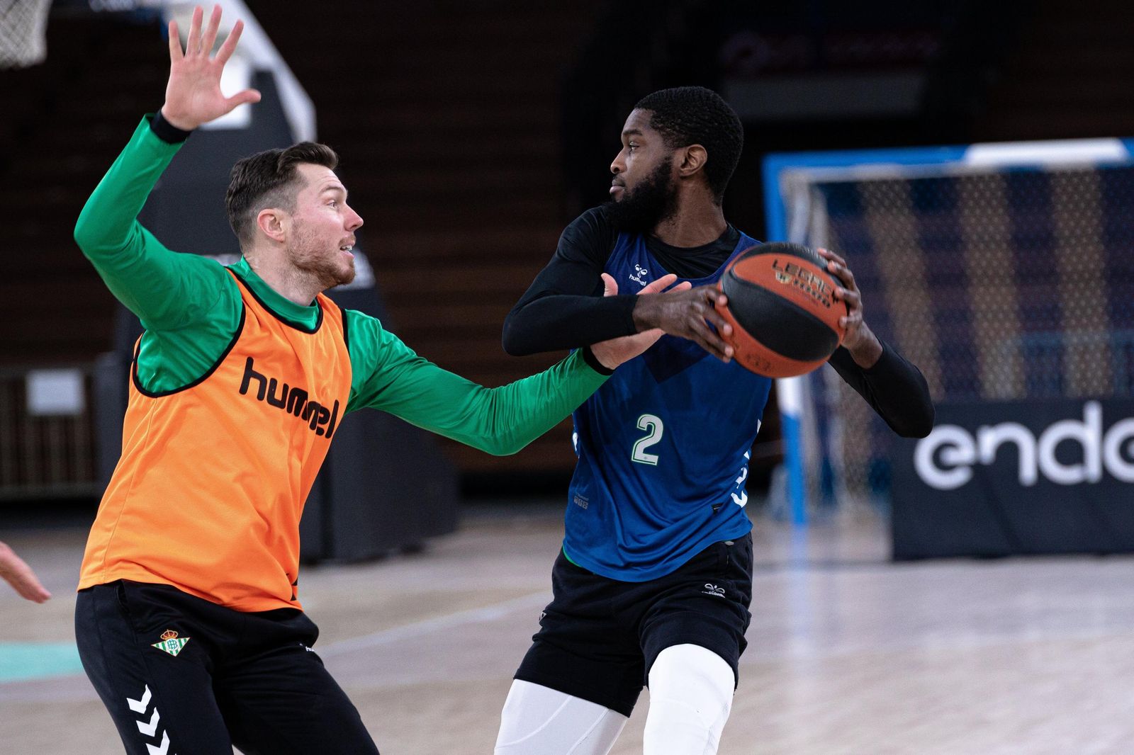 BJ Johnson y Bertans en un entrenamiento.