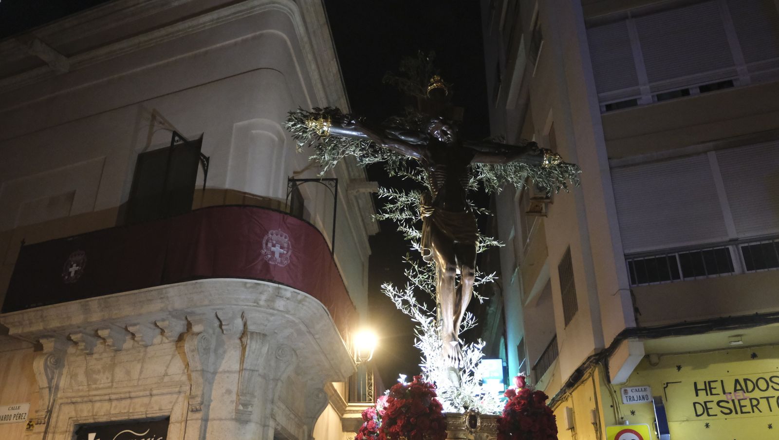 Procesión del Vía Crucis del Santo Cristo de la Escucha en Almería, en imágenes.