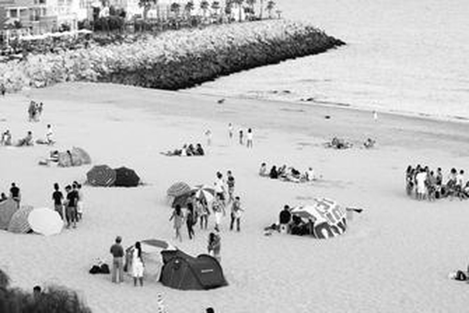 Grupos de jóvenes en la playa de La Muralla durante las primeras horas de la Noche de San Juan.