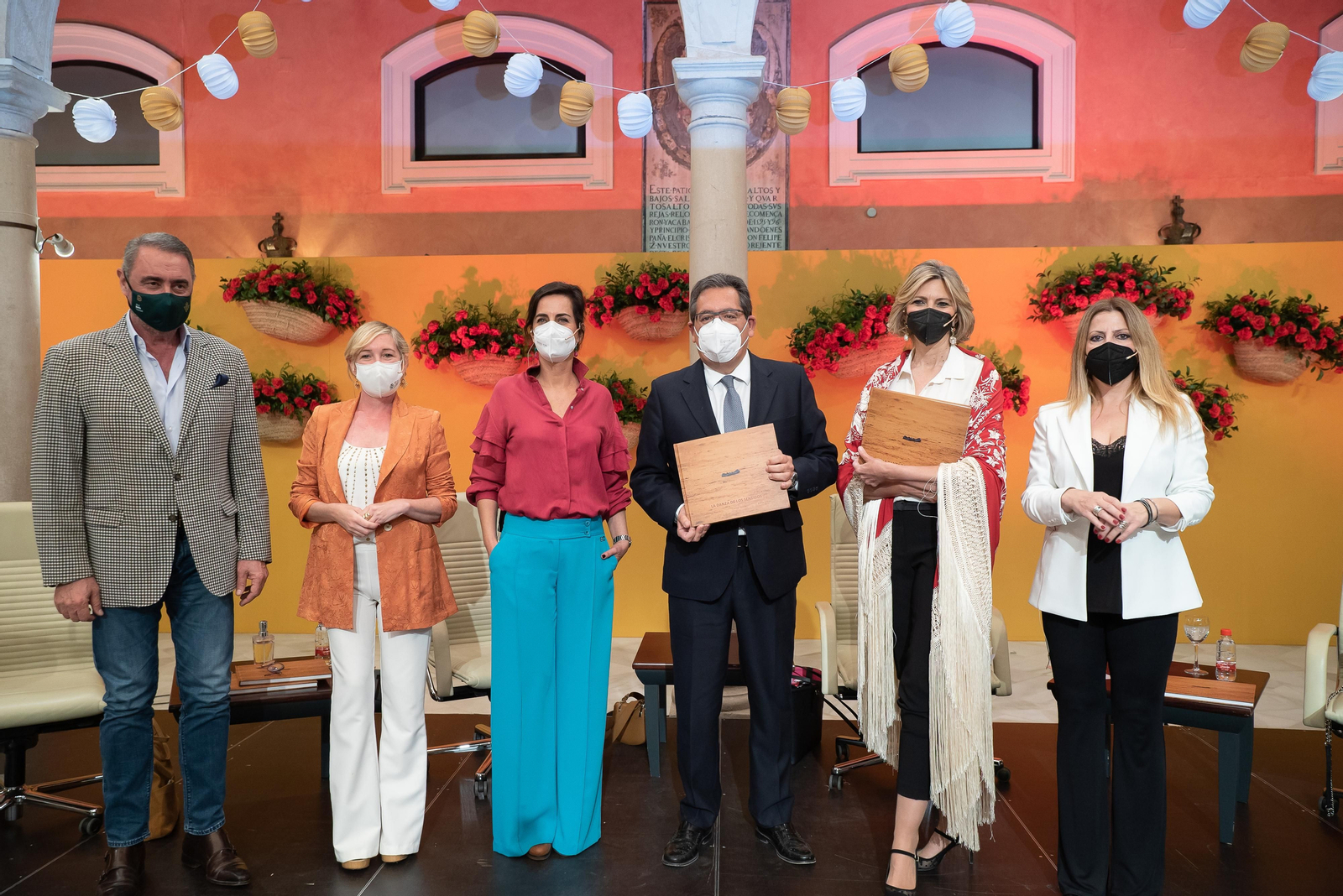 Carlos Herrera, Esther Lobato, Conchitina Andrés, Antonio Pulido, Marina Bernal y Cristina Quicler en la presentación del libro.