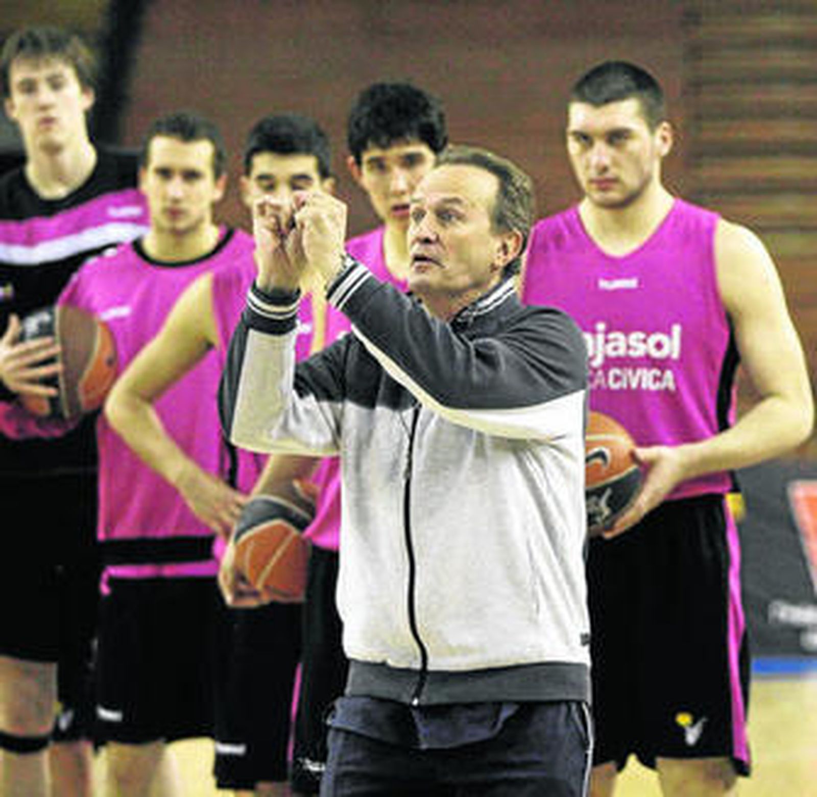 Aíto García Reneses, durante el clínic que impartió hace unos meses en Sevilla con canteranos cajistas.